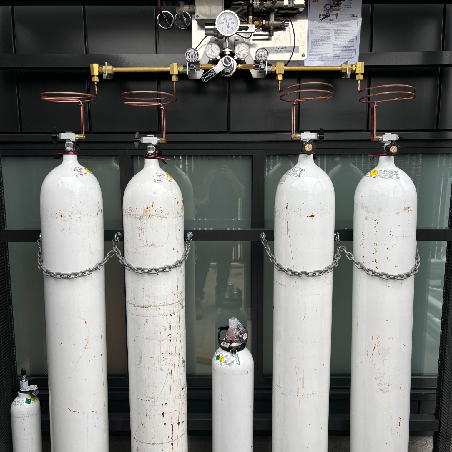 Oxygen gas manifold with cylinders and copper piping