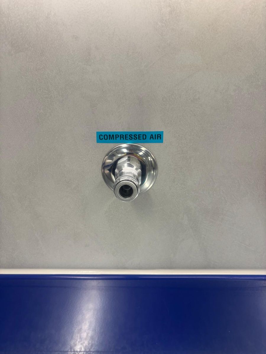 Labelled compressed air outlet